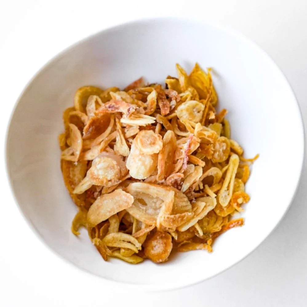 Fried onions, from above in a white dish